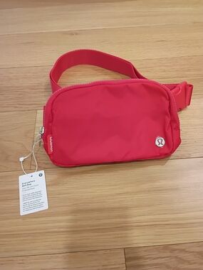 Lululemon Everywhere Belt Bag - Bright Red